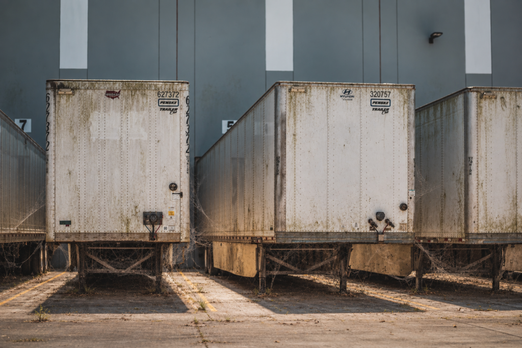 A picture showing trailers that are full of spider webs, visualizing long waiting times.