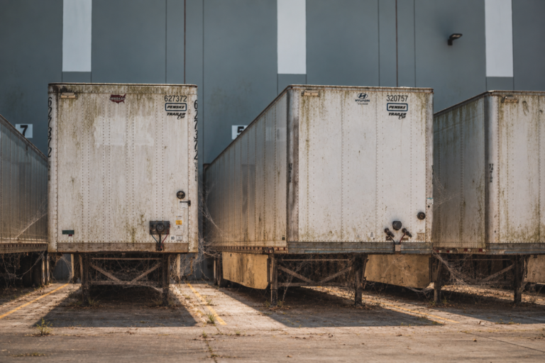 A picture showing trailers that are full of spider webs, visualizing long waiting times.